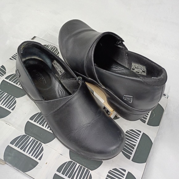 KEEN Kaci Black Full Grain Leather Slip On Clogs Shoes Womens 7 Nurse Work - Picture 2 of 9